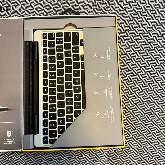 Zaag slim tablet keyboard with detachable case - Picture 3 of 10